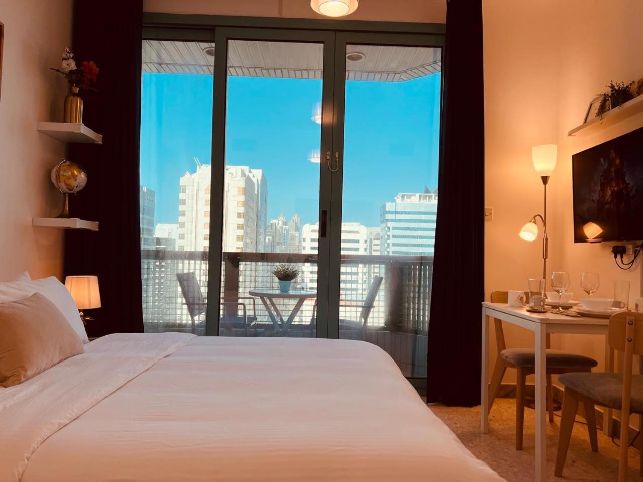 Homestay Fully-furnished Bedroom With Balcony Near The Abu Dhabi