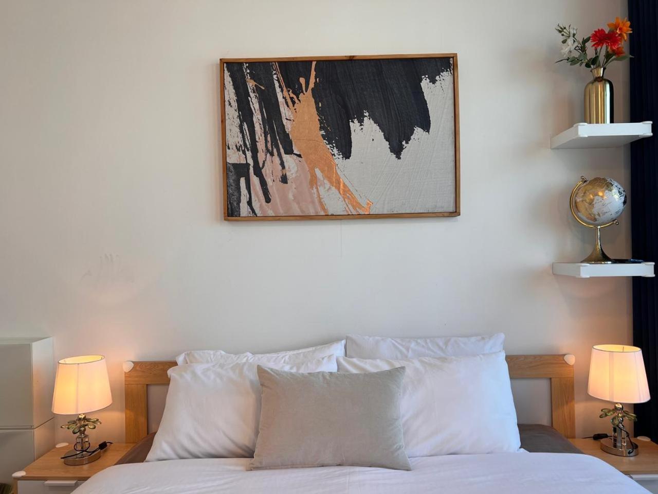 Fully-furnished Bedroom With Balcony Near The Séjour chez l'habitant