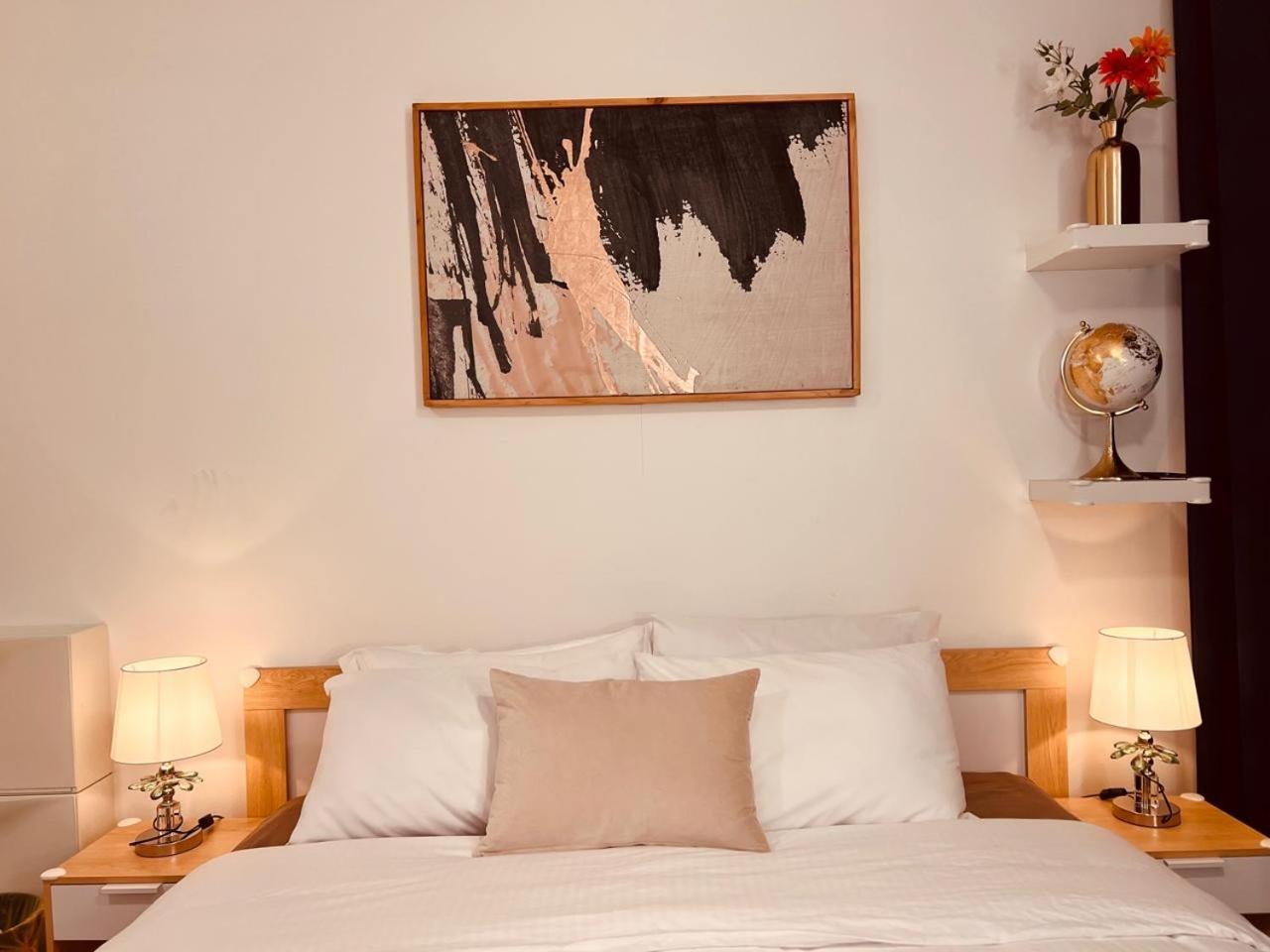 Fully-furnished Bedroom With Balcony Near The Séjour chez l'habitant