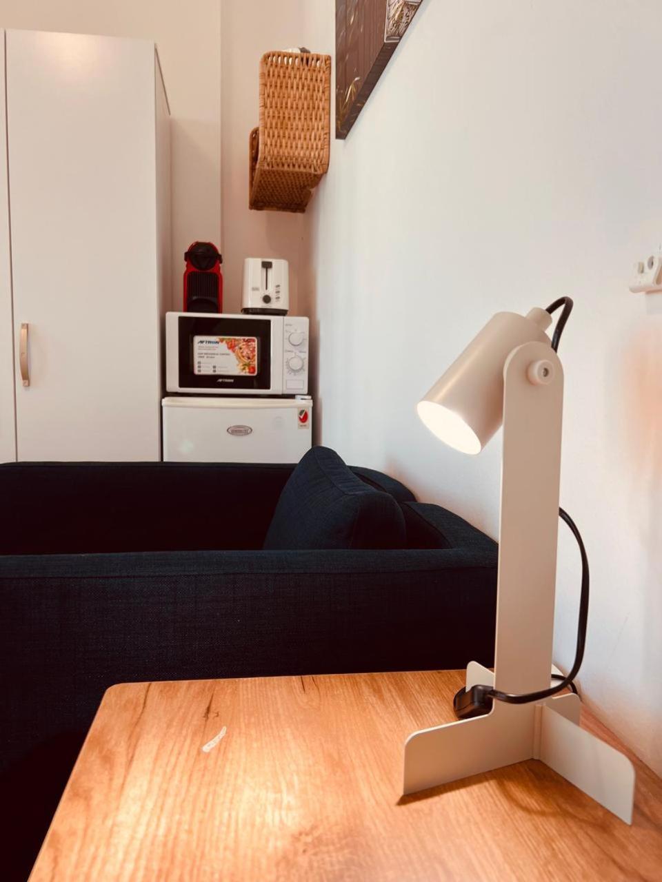 Fully-furnished Bedroom With Balcony Near The Séjour chez l'habitant