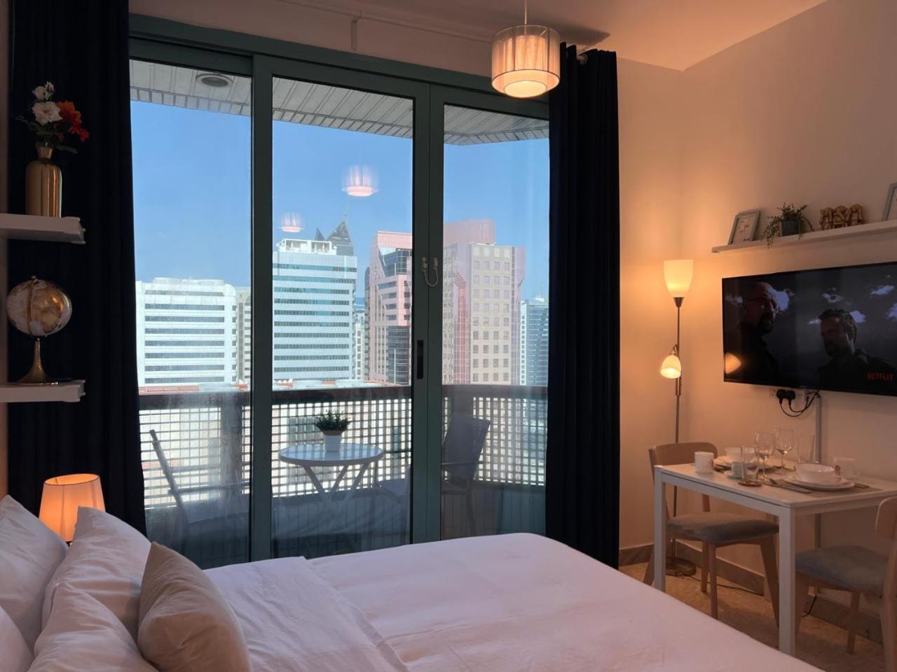 Séjour chez l'habitant Fully-furnished Bedroom With Balcony Near The Abou Dabi